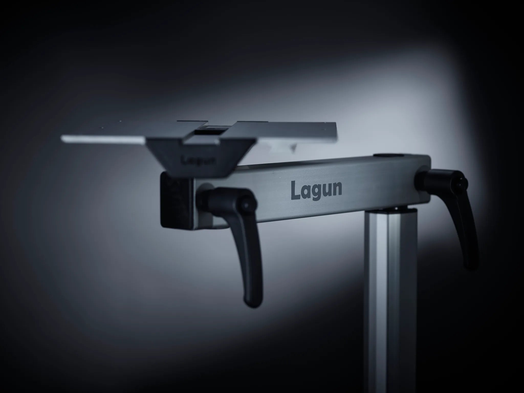Lagun standard table frame set in silver